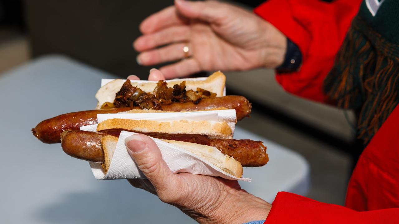 MELBOURNE, AUSTRALIA – MAY 3, 2025: Donna Macendrick with democracy sausage. Tim Wilson will be voting at Beaumaris Secondary College. Picture: NewsWire/ Nadir Kinani