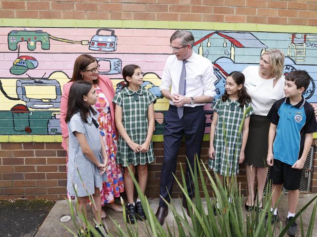 NSW Premier Dominic Perrottet and Leppington Public School students. Picture: Dylan Coker