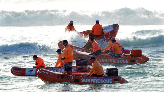 Surf Rescue teams search for missing 14 year old Matt Barclay at Kurrawa beach on the Gold Coast, Thursday, March 29, 2012. (AAP Imge/Dave Hunt)