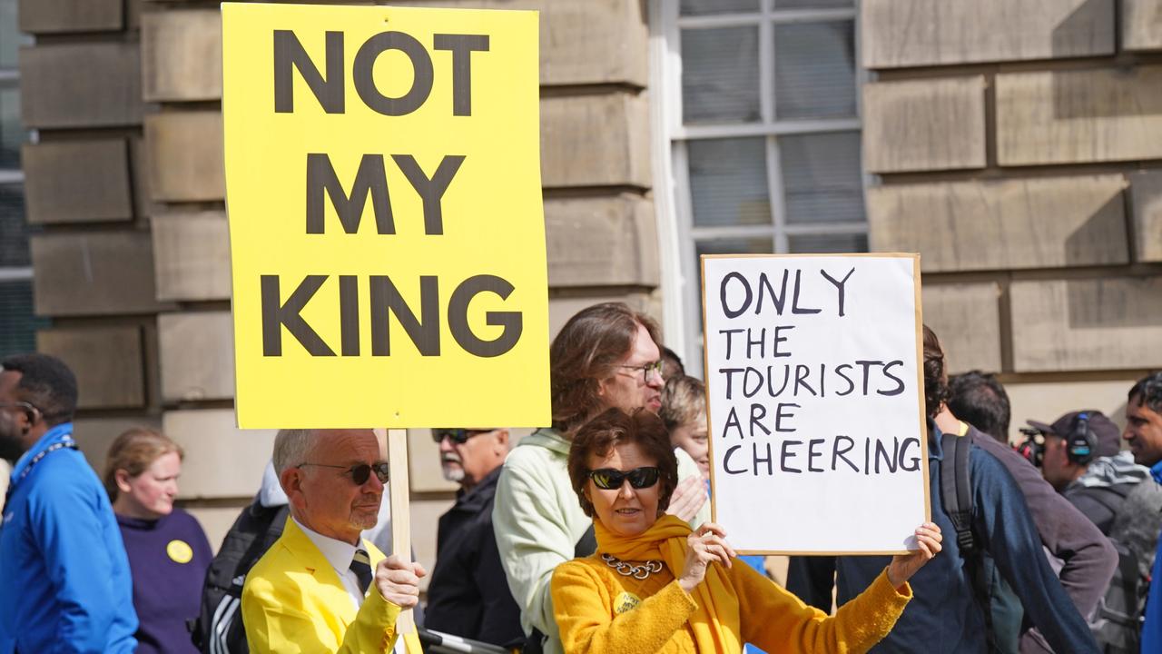 Anti-monarchy protesters gather near St Giles' Cathedral along the Royal Mile. (Photo by Danny Lawson – Pool/Getty Images)