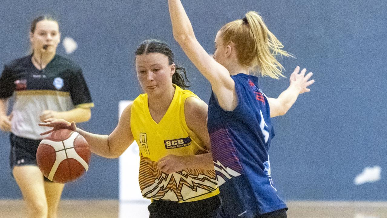 Laura Conway for Eels and Maddison Jacklin for Milkos. 2021 TBL – Womens final. The Southern Cross Bricklaying – Eels vs Dairy Farmers – Milkos. Thursday, December 9, 2021. Picture: Nev Madsen.