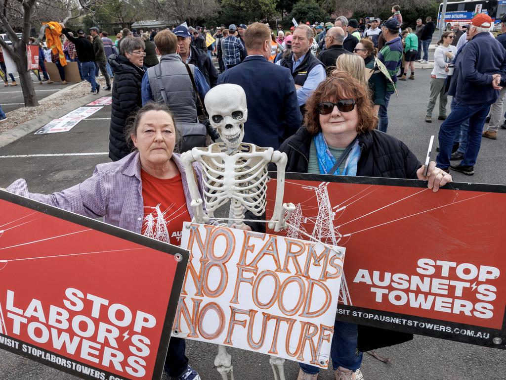 Farmers protest against the Allan government outside the All Seasons Hotel in Bendigo. Picture: David Geraghty