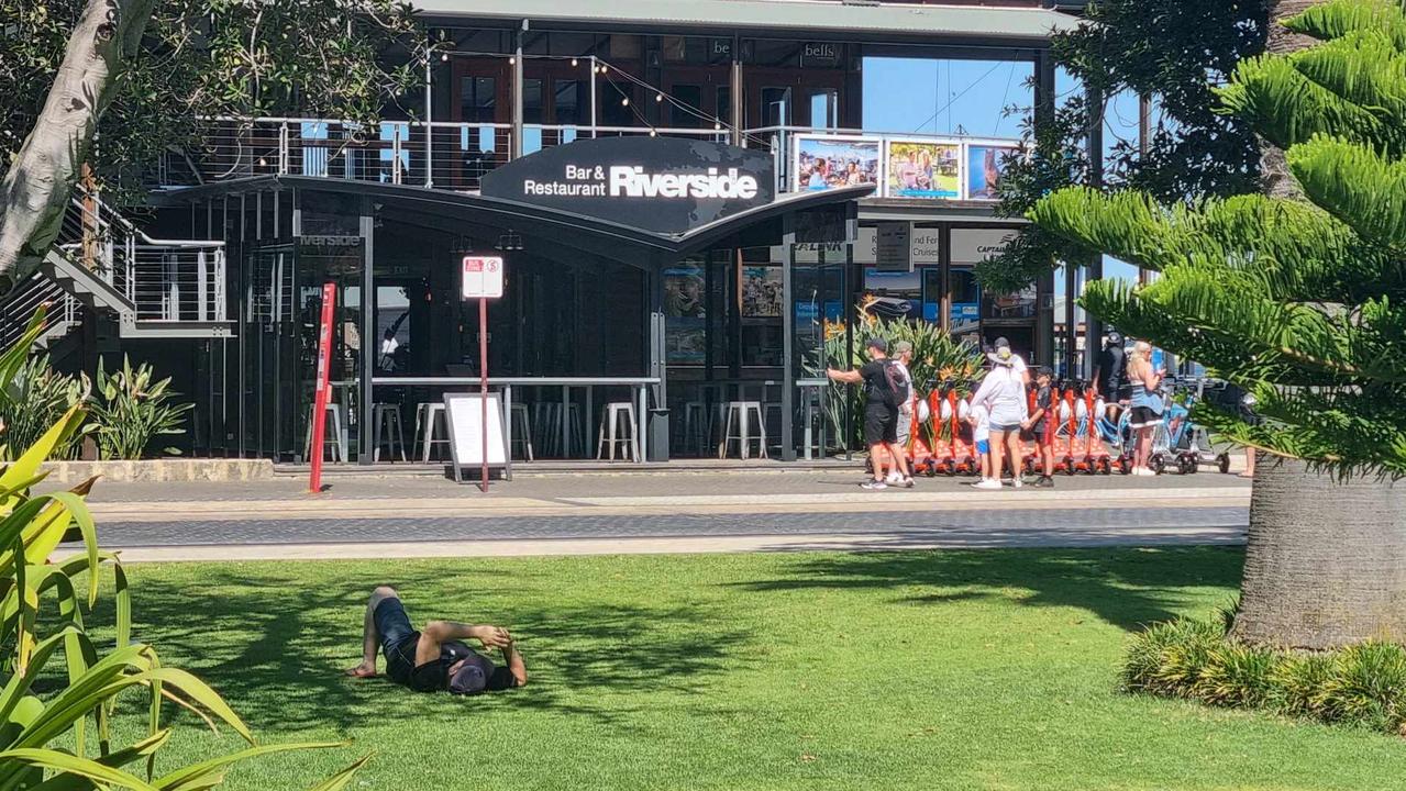 Tourists and locals alike flocked to find shade as the mercury passed the 30C mark. Picture: NCA NewsWire / Anthony Anderson