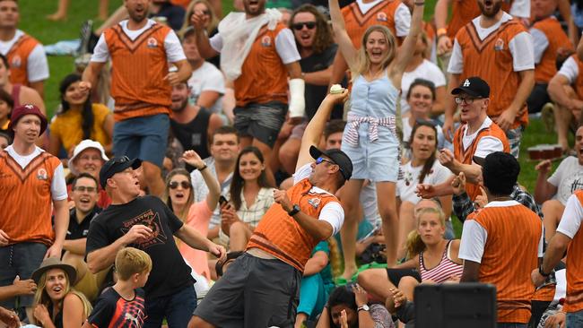 Rudi Bosman takes a one-handed catch to win $50,000.