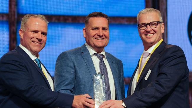 Jock Richmond (centre) receives the JBS Australia Great Southern Producer of the Year award.