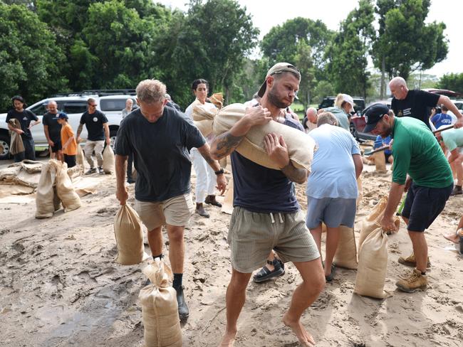 Byron Bay residents filling sandbags at Butler street Reserve. Picture: Rohan Kelly