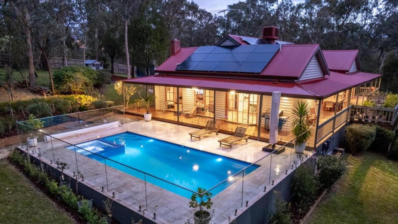 Warrandyte South was also popular, with houses like 26 Delatite Court for sale.