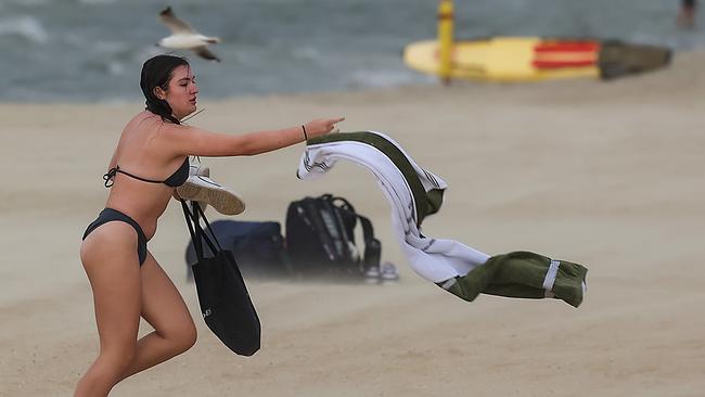 Beachgoers in St Kilda beach begin to pack up as the storm approaches. Picture: Ian Currie