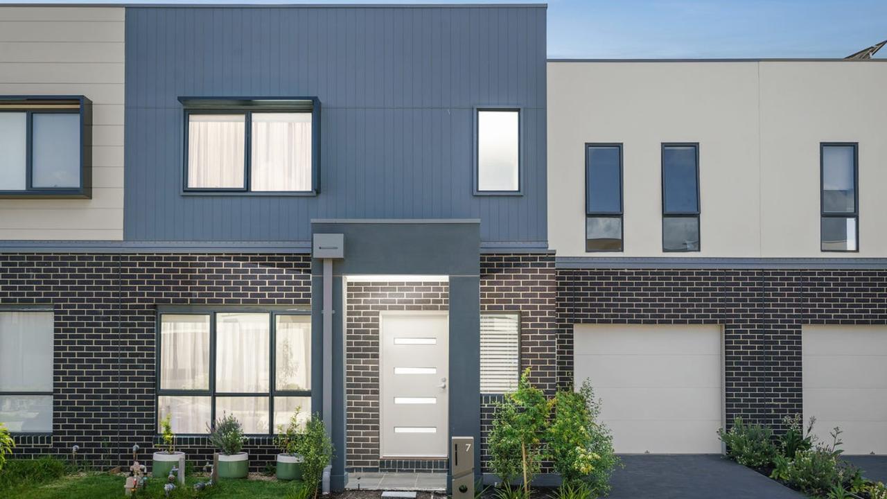 This three-bedroom townhouse at 7 Babaco St, Tarneit is on th market for between $490,000 nd $530,000.