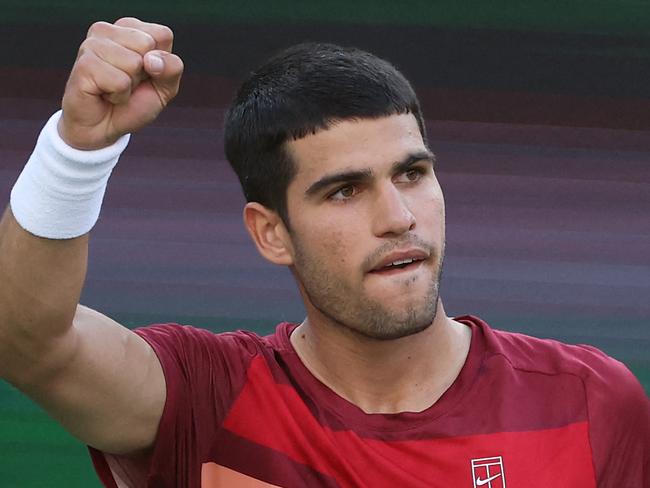 INDIAN WELLS, CALIFORNIA - MARCH 15: Carlos Alcaraz of Spain celebrates a point against Jack Draper of Great Britain in their Semifinal round match during the BNP Paribas Open at Indian Wells Tennis Garden on March 15, 2025 in Indian Wells, California.   Clive Brunskill/Getty Images/AFP (Photo by CLIVE BRUNSKILL / GETTY IMAGES NORTH AMERICA / Getty Images via AFP)