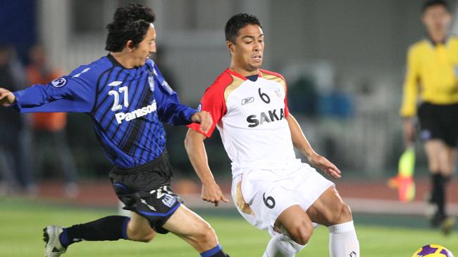 Hideo Hashimoto (left) and Cassio fight for the ball in the ACL.