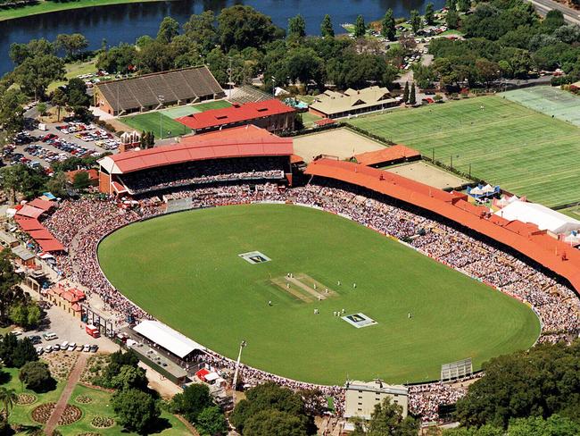 1977, and this is a Test match between Australia and West Indies.