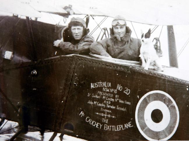 Paul McGinness (left) and Hudson Fysch in 1918.