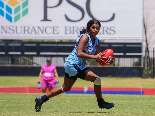 Buffette Machaelia Roberts looks for an option. Picture: Celina Whan AFLNT/Media