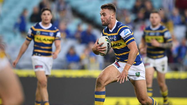 Jaeman Salmon (centre) of the Eels runs with the ball against the Titans on August 4, 2018. (AAP Image/Brendan Esposito)