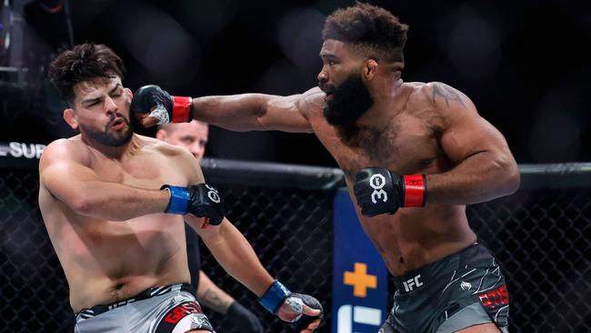 Chris Curtis and Kelvin Gastelum fight out an epic middleweight war. Carmen Mandato/Getty Images/AFP (Photo by Carmen Mandato / GETTY IMAGES NORTH AMERICA / Getty Images via AFP)