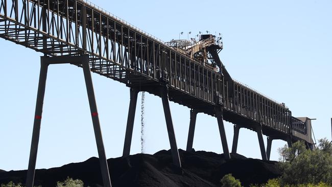 Australia’s political parties must hike their emission reduction goals and better plan for the exit of coal, the Ai Group said.