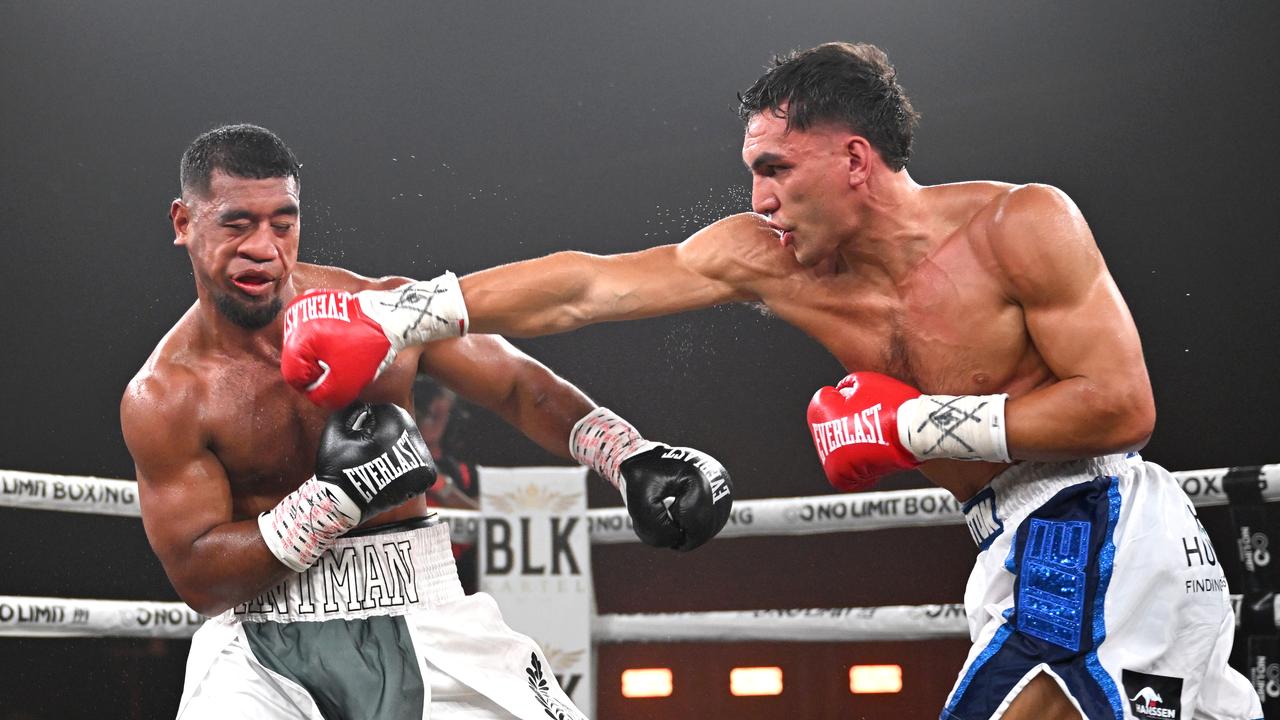 Kirra Ruston (right) defeated Tonga Tongotongo with a brutal barrage. Photo: No Limit Boxing/Gregg Porteous