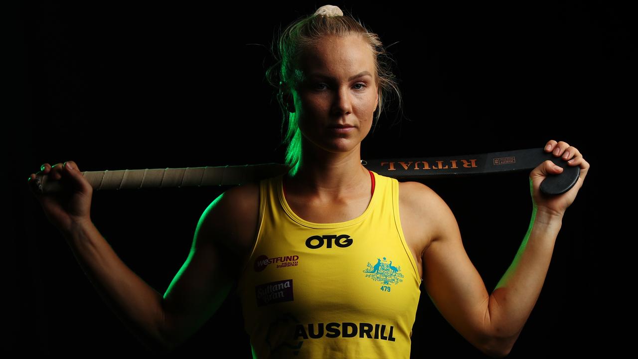 Hockeyroos player Stephanie Kershaw is preparing as if the Games are going ahead. (AAP Image/Brendon Thorne)