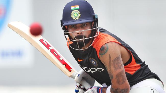 Virat Kohli prepares for Nathan Lyon at the SCG. Picture. Phil Hillyard