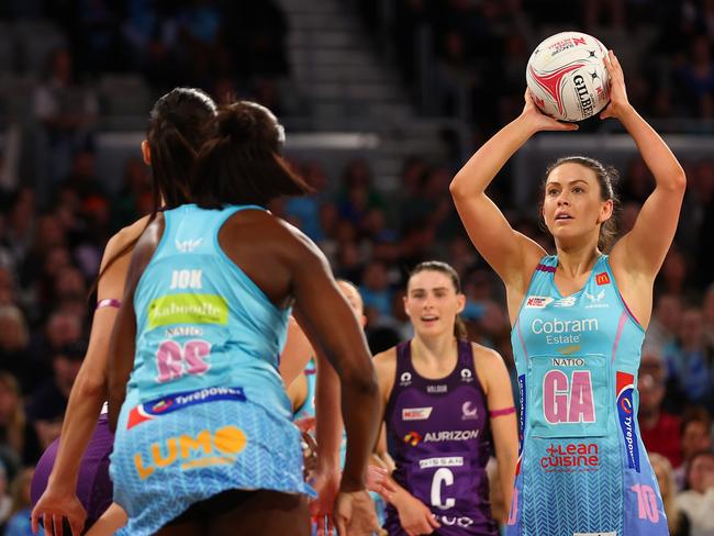 MELBOURNE, AUSTRALIA - JUNE 16: Gabrielle Sinclair of the Mavericks looks to pass during the round 10 Super Netball match between Melbourne Mavericks and Queensland Firebirds at John Cain Arena on June 16, 2024 in Melbourne, Australia. (Photo by Graham Denholm/Getty Images)
