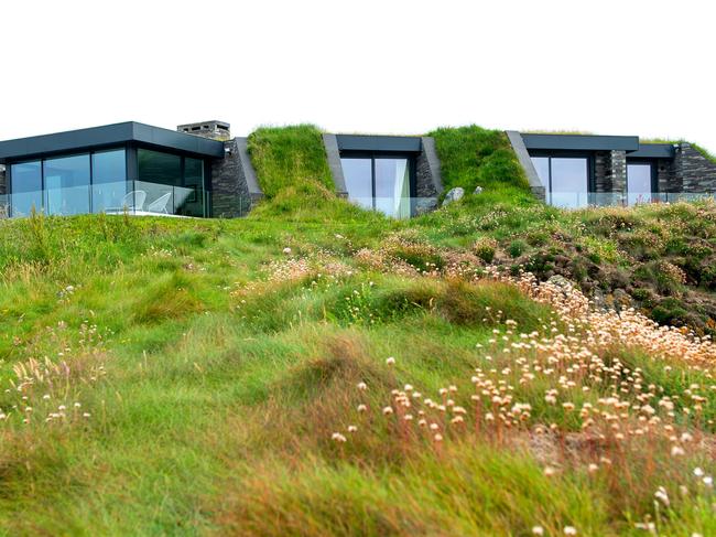 HOME ARCHITECTURE GRAND DESIGNS S17 (Foxtel February 26) Kevin McCloud visits a build in Galloway, They spent 250 thousand pounds on a two-bedroom, glass-fronted, earth-sheltered home. But construction is on an exposed site, just feet from the cliff edge.Grand Designs at the home of Jeanette Hardy (50) and Andy Stakes (55) in, Galloway with presenter Kevin McCloud.