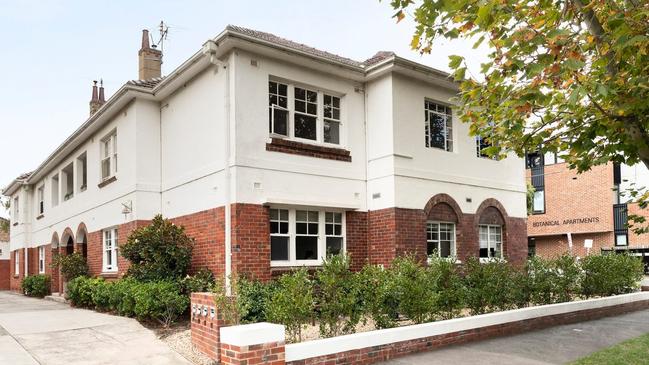 A three-bedroom Art Deco apartment in St Kilda also notched a strong result at auction.