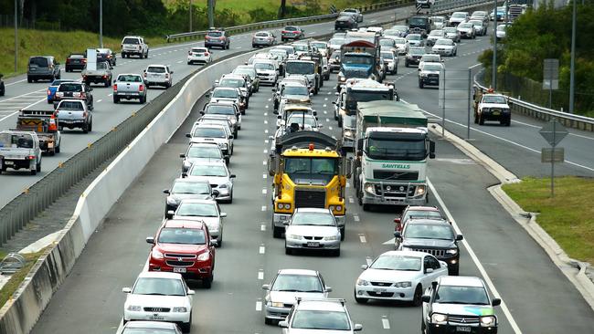 Two-car crash halts traffic on M1 | Gold Coast Bulletin