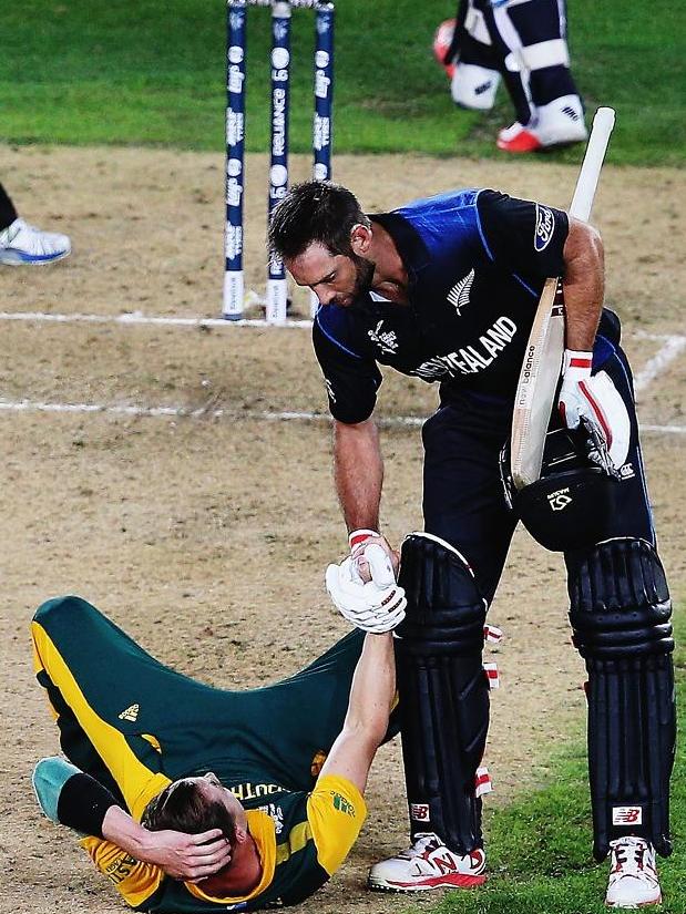 Grant Elliot helps South Africa’s bowler Dale Steyn