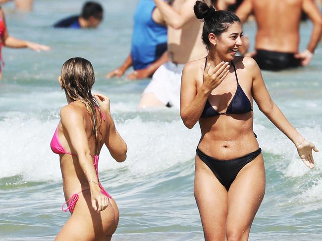 14/12/23. Crowds head to Bondi Beach to cool off during a hot summers day. John Feder/The Australian.