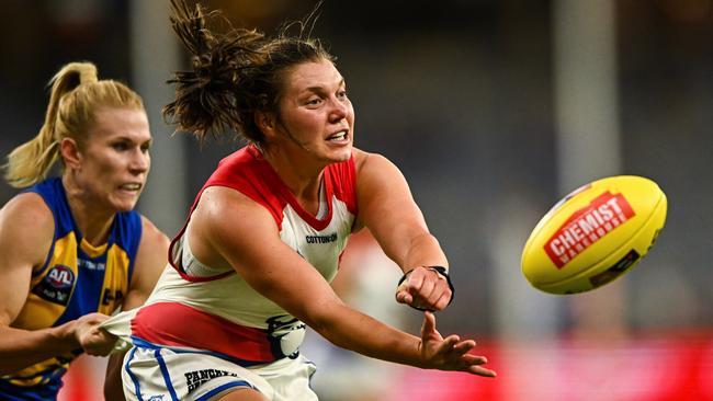 Kirsty Lamb fires off a handball. Picture: Daniel Carson/AFL Photos via Getty Images