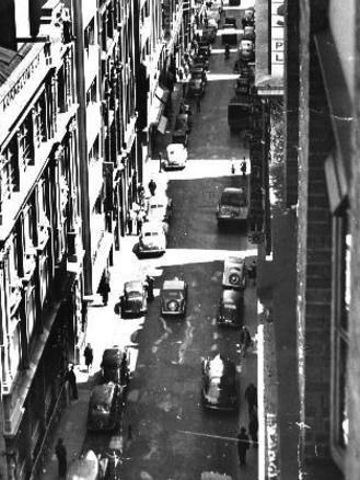 Hosier Lane runs between Flinders Lane (seen here in the 1950s) and Flinders St.