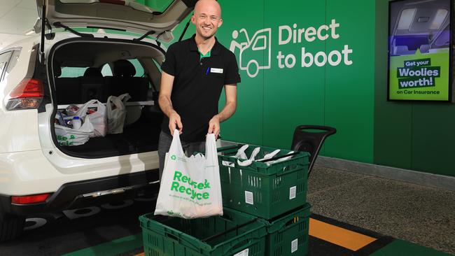 Online team member Matt Berkery delivers groceries to a customer's car using the Direct to Boot service which is available at the Woolworths Gabuda-Gordonvale. Picture: Brendan Radke