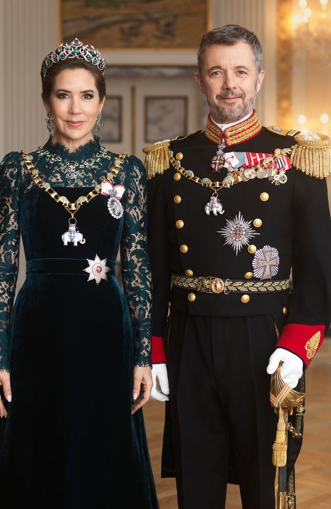 First official portrait of King Frederik and Queen Mary | Photos ...