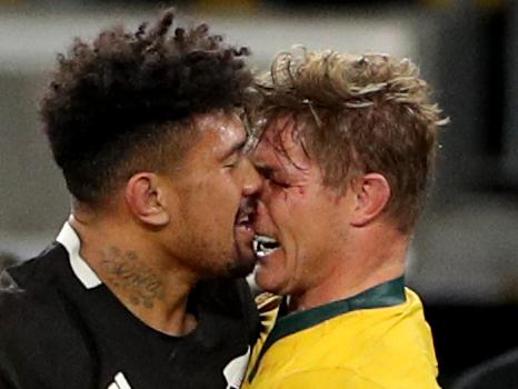 Michael Hooper (right) of the Wallabies and Ardie Savea of the All Blacks clash during the Bledisloe Cup match between between the Australian Wallabies and the New Zealand All Blacks at Optus Stadium in Perth, Saturday, August 10, 2019.  (AAP Image/Richard Wainwright) NO ARCHIVING, EDITORIAL USE ONLY