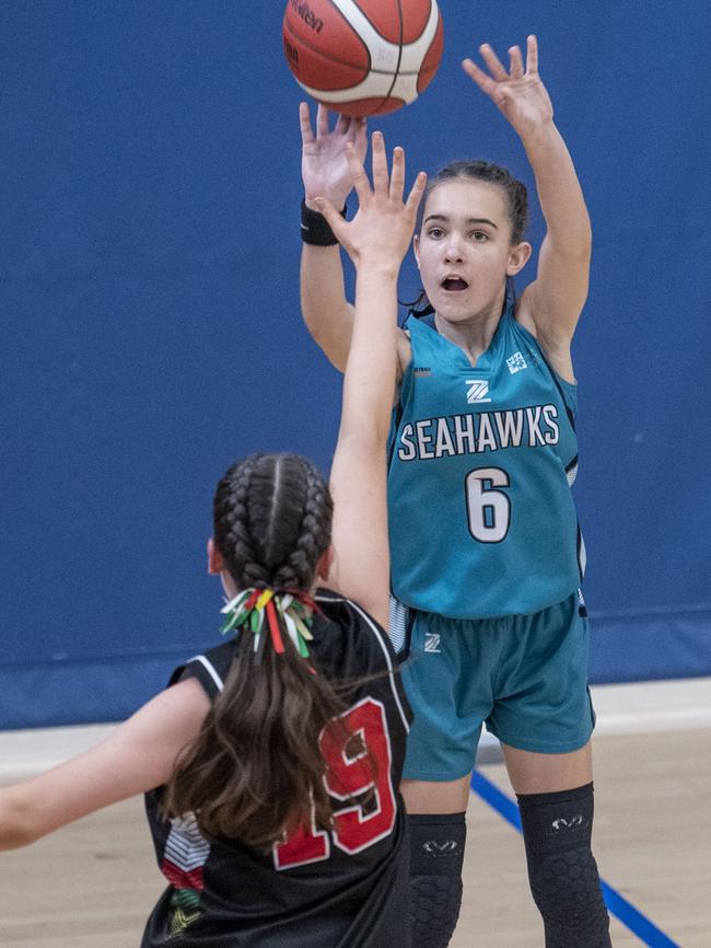 Holly McNamee for Seahawks. Div 2 Gold Medal Match North Gold Coast Seahawks Teal vs Southern Districts Titans. Under 16 Girls State Basketball Championships. Friday, April 15, 2022. Picture: Nev Madsen.