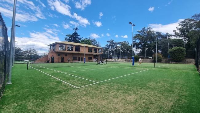 A photo of the tennis club.