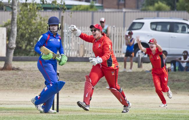 Valenta Langiatu, EAP caught by SA keeper Kylie Rattray.