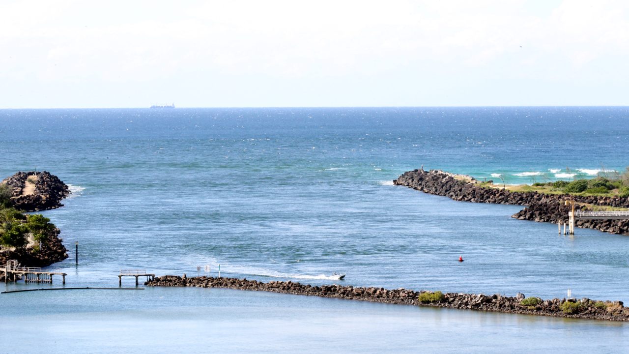 Man dies and another rescued after boat capsize near NSW-QLD border