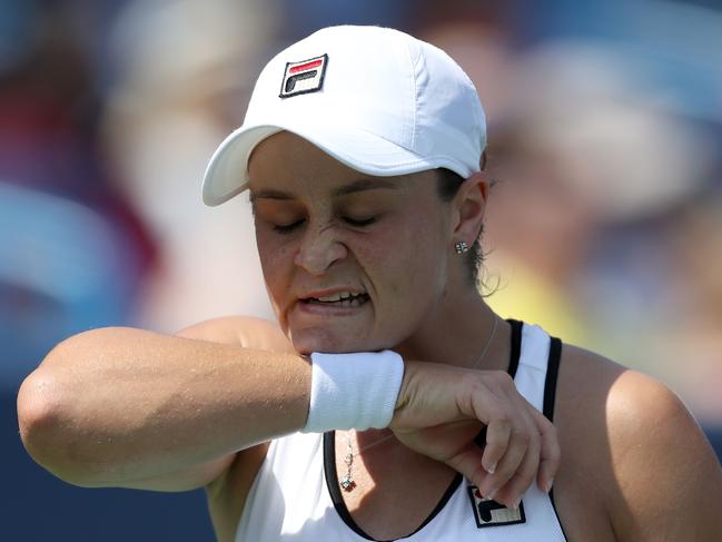 MASON, OHIO - AUGUST 17: Ashleigh Barty of Australia looks on against Svetlana Kuznetsova of Russia during Day 8 of the Western and Southern Open at Lindner Family Tennis Center on August 17, 2019 in Mason, Ohio.   Rob Carr/Getty Images/AFP == FOR NEWSPAPERS, INTERNET, TELCOS & TELEVISION USE ONLY ==