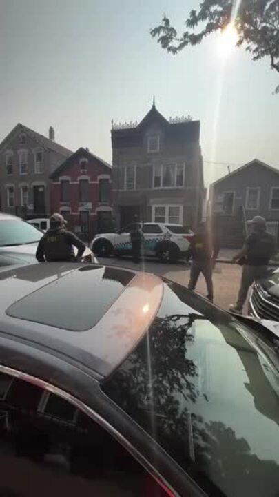Neighbors Stand Up to ICE Officers Arresting Two Men in Chicago