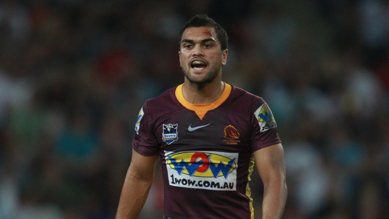 Karmichael Hunt has signed a train-and-trial deal with his former club, the Broncos.