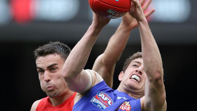 Fletcher Roberts marks for the Bulldogs in the 2016 AFL grand final.