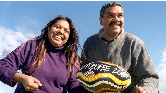 Aboriginal artist Susie Betts with former footballer Wilbur Wilson in 2001.