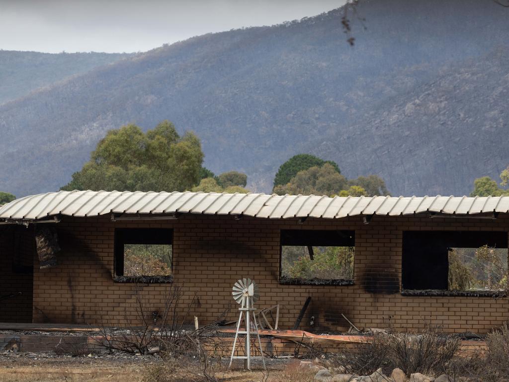 Grampians Bushfire: Homes Lost In Fire Near Halls Gap, Man Dies In ...