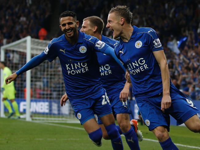 Jamie Vardy (R) celebrates hit goal with teammates.