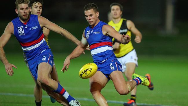 Josh Wallis racks up one his 30 possessions for Footscray. Picture: Getty Images