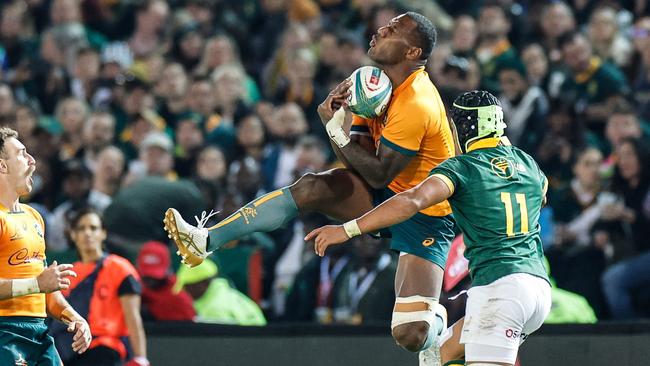 Australia's wing Suliasi Vunivalu (C) catches the ball  during the Rugby Championship first round match between South Africa and Australia at Loftus Versfeld stadium in Pretoria on July 8, 2023. (Photo by PHILL MAGAKOE / AFP)