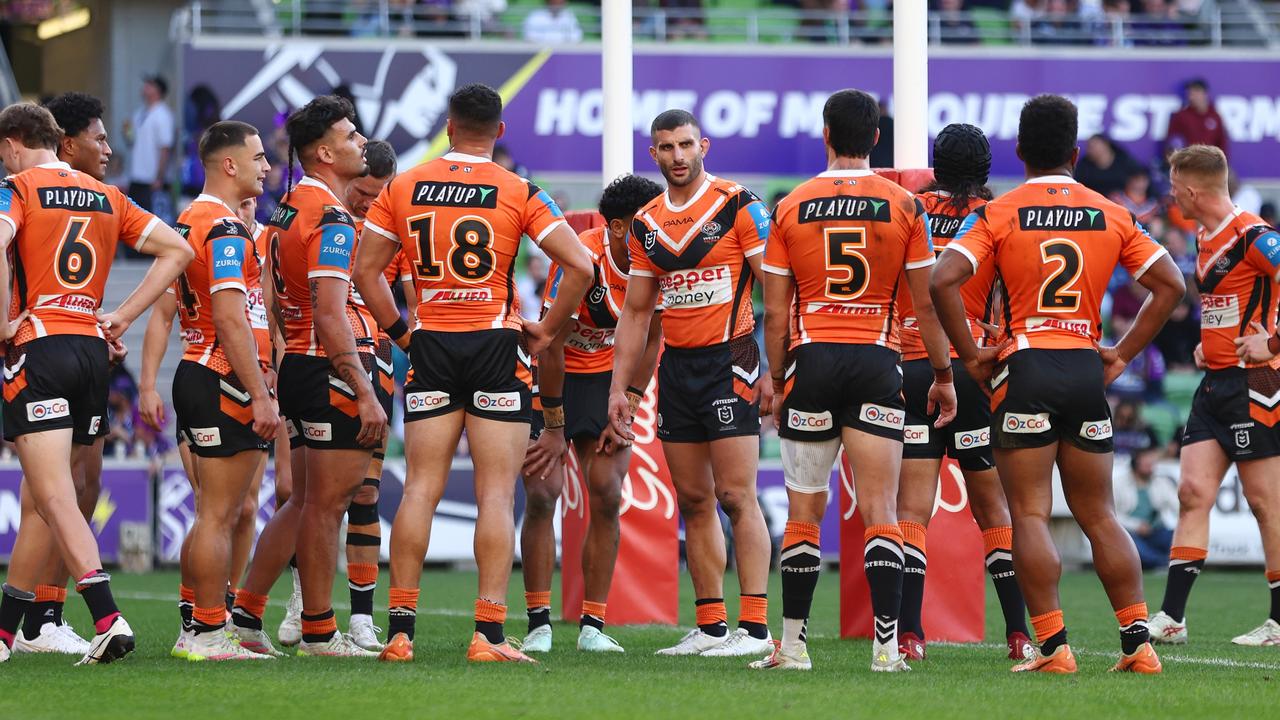 Alex Twal of the Tigers (C) looks dejected alongside teammates during the round 10 NRL match between Melbourne Storm and Wests Tigers at AAMI Park, on May 11, 2025, in Melbourne, Australia. (Photo by Mike Owen/Getty Images)