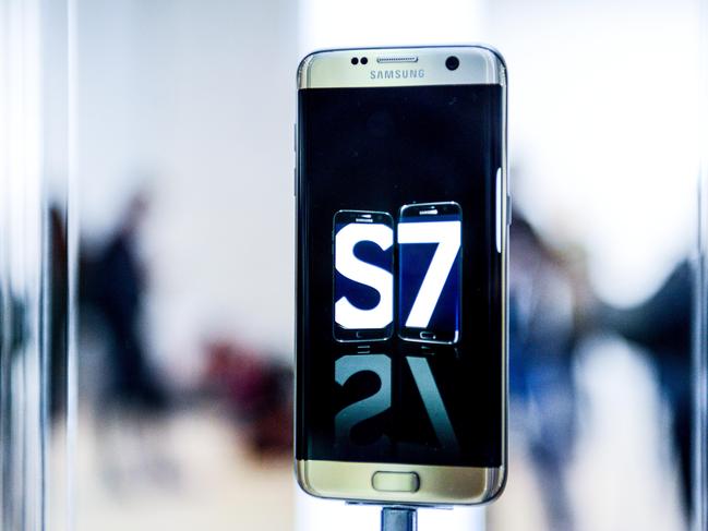 BARCELONA, SPAIN - FEBRUARY 21: A Samsung Galaxy S7 is seen during its worldwide unveiling on February 21, 2016 in Barcelona, Spain. The annual Mobile World Congress will start tomorrow February 22 hosting some of the world's largst communication companies, with many unveiling their last phones and gadgets. (Photo by David Ramos/Getty Images)